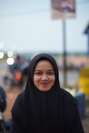 戴着黑色头巾的穆斯林美女图片